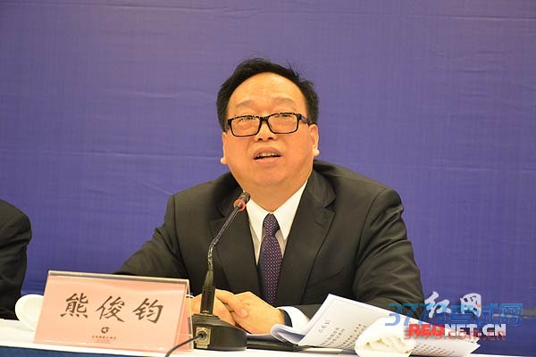 省教育厅学生处处长熊俊钧出席新闻发布会并回答记者提问。