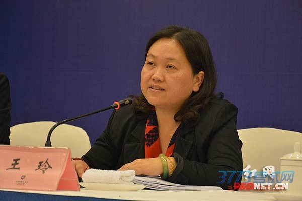 省教育厅基础教育处处长王玲出席新闻发布会并回答记者提问。