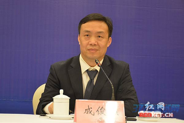 省教育考试院普招处处长成俊杰出席新闻发布会并回答记者提问