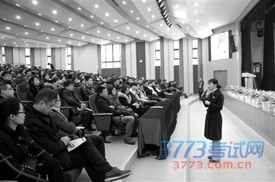 校长郑巍巍在介绍学校 校长郑巍巍在介绍学校