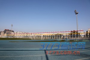 新妆扮操场护栏