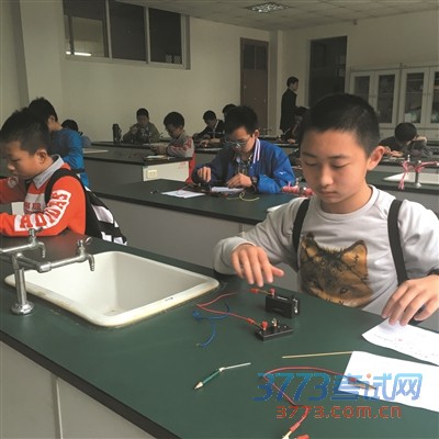 学生在做铅笔导电实验 学生在做铅笔导电实验