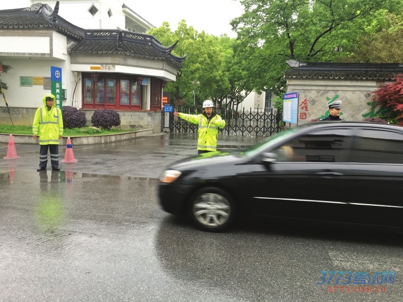 振华中学考点门口,民警在执勤。□沈涛 摄 振华中学考点门口,民警在执勤。□沈涛 摄